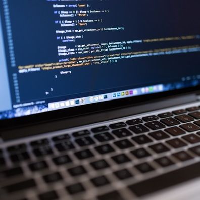 Ekran laptopa z kodem PHP dotyczącym obsługi obrazów w WordPressie.