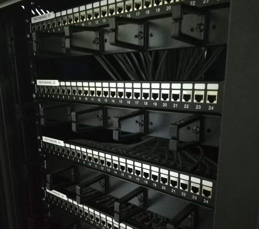 zdjęcie przedstawia regał sieciowy z panelami rj45 po 24 porty